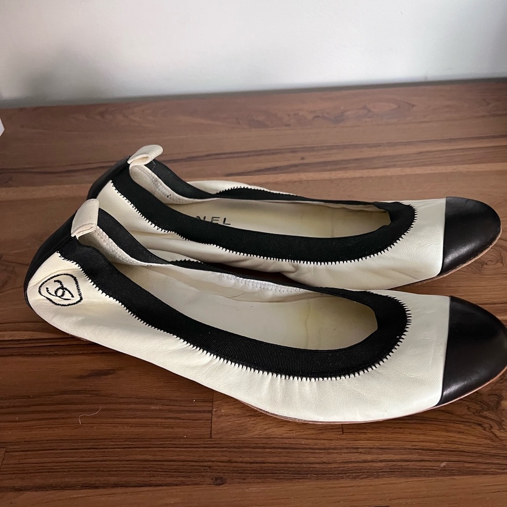CHANEL White and Black Toe Cap and Heel Logo Ballet Flats Sz 40.